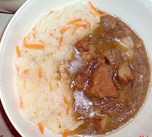 Tocăniță din cotlet de porc cu orez și varză crudă