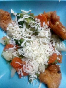 Cină ușoară – salată de legume fierte cu cașcaval răzuit și piept de pui panè