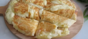 O plăcintă foarte delicioasă și gustoasă umplută cu mult cascaval