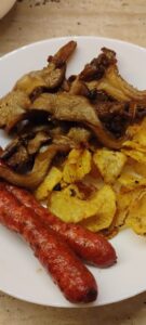 Ce să mai mâncăm? Ciuperci prăjite cu cârnați si chipsuri de casă